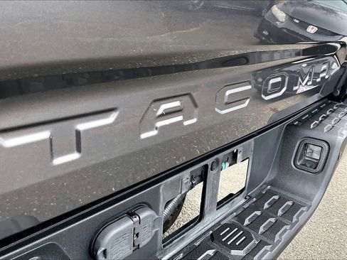 Used 2018 Toyota Tacoma TRD Off-Road w/ Technology Package image 10