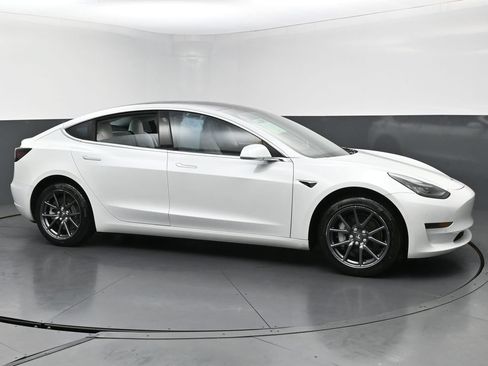 Used 2020 Tesla Model 3 Standard Range Plus RWD image 5
