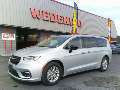 Used 2024 Chrysler Pacifica Touring-L