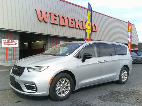 Used 2024 Chrysler Pacifica Touring-L FWD image 1