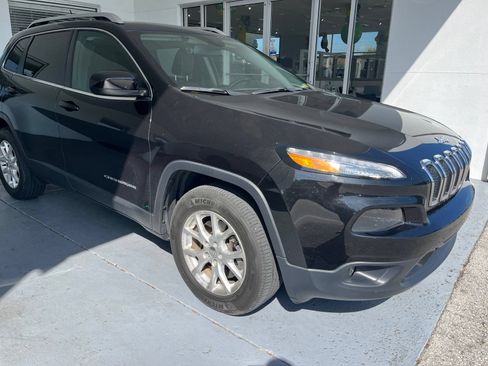 Used 2015 Jeep Cherokee Latitude w/ Cold Weather Group AWD/4WD image 2
