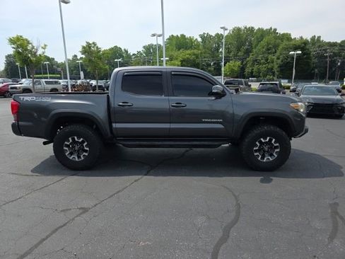 Used 2017 Toyota Tacoma TRD Off-Road w/ Premium & Technology Package AWD/4WD image 7