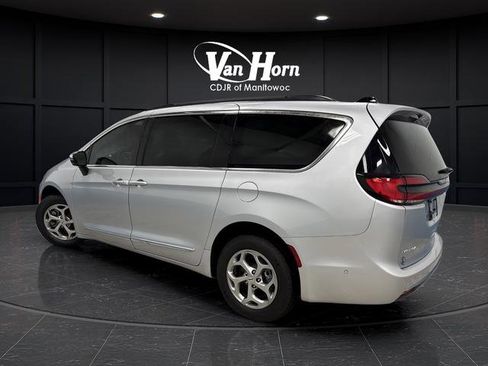 Used 2023 Chrysler Pacifica Limited w/ Uconnect Theater Family Group image 3