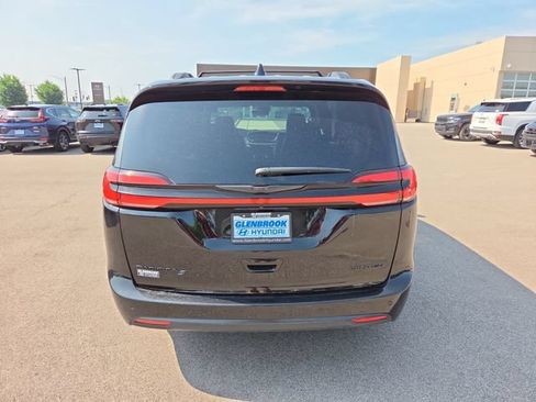Used 2025 Chrysler Pacifica Limited FWD image 7