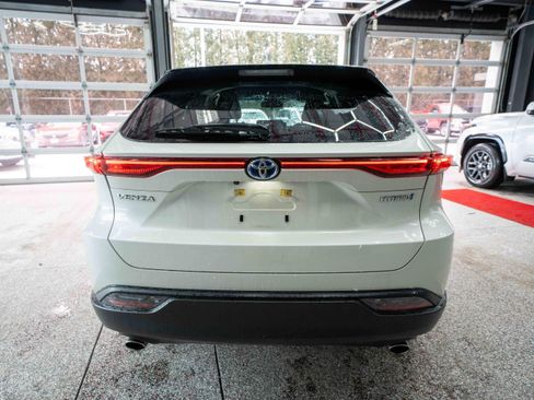 Used 2021 Toyota Venza LE image 3