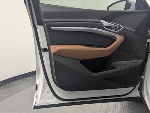 Used 2021 Audi e-tron Premium w/ Convenience Plus Package image 12