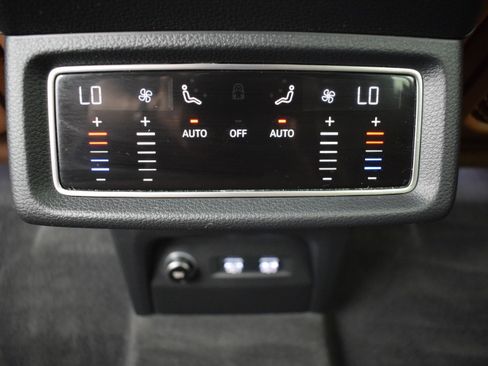 Used 2019 Audi e-tron Premium Plus AWD/4WD image 18