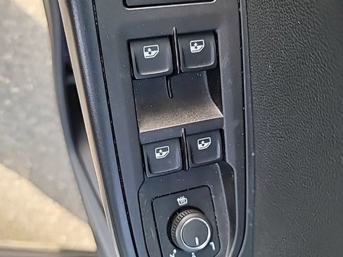 Used 2025 Volkswagen Taos SE image 11