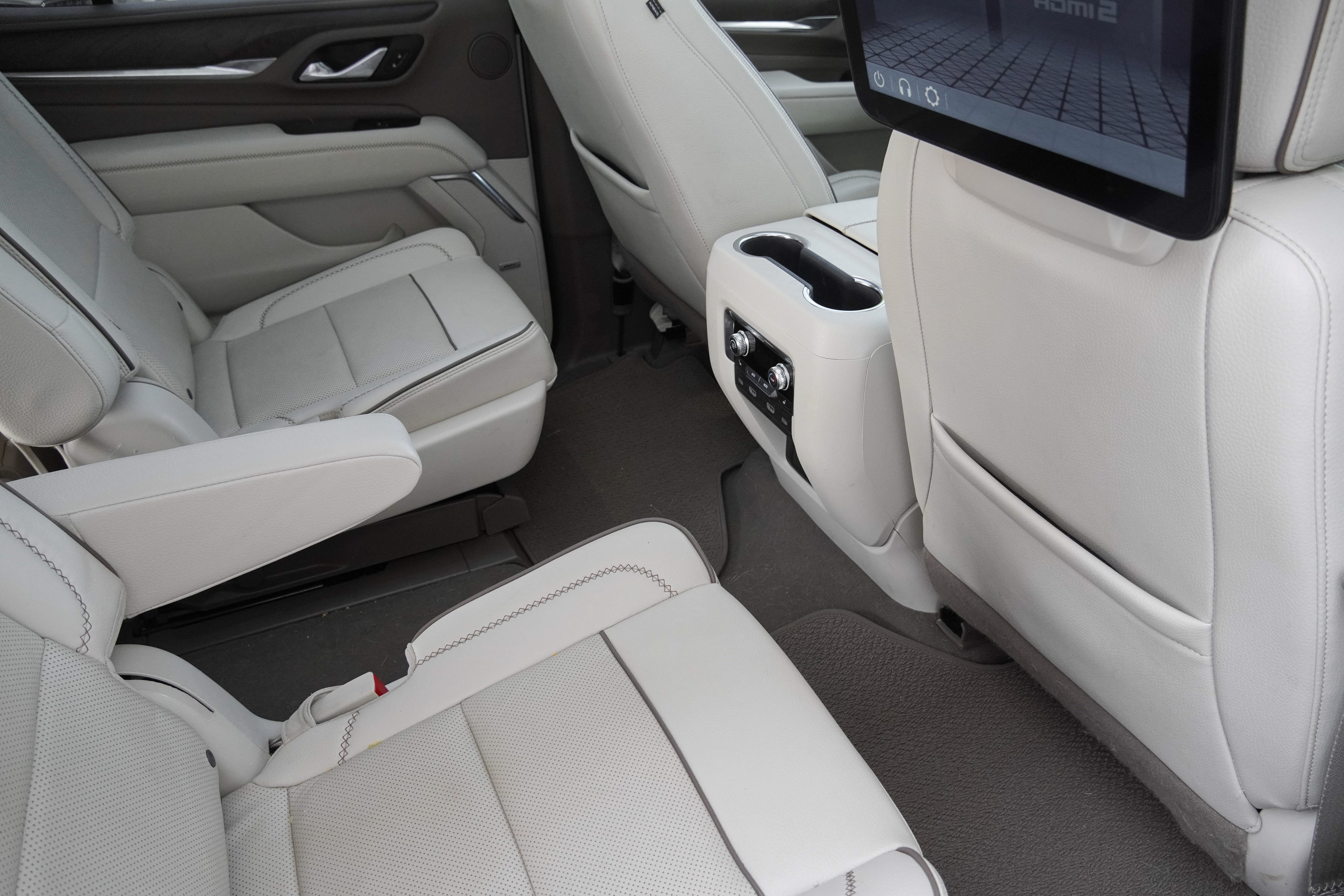 Used 2024 GMC Yukon Denali w/ Advanced Technology Package AWD/4WD image 34