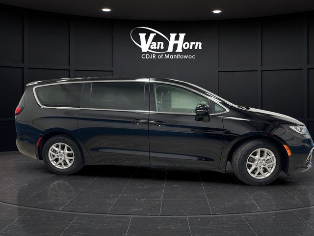 Used 2024 Chrysler Pacifica Touring-L FWD image 2
