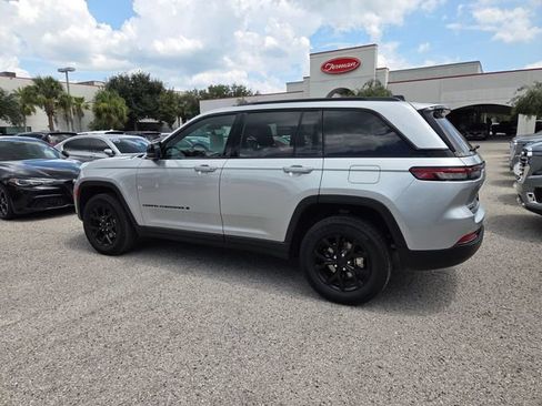 Used 2025 Jeep Grand Cherokee Altitude AWD/4WD image 9