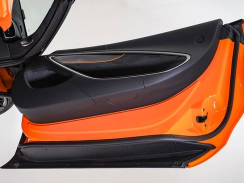 Used 2026 McLaren Artura Spider RWD image 22