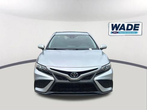 Used 2022 Toyota Camry SE FWD image 2