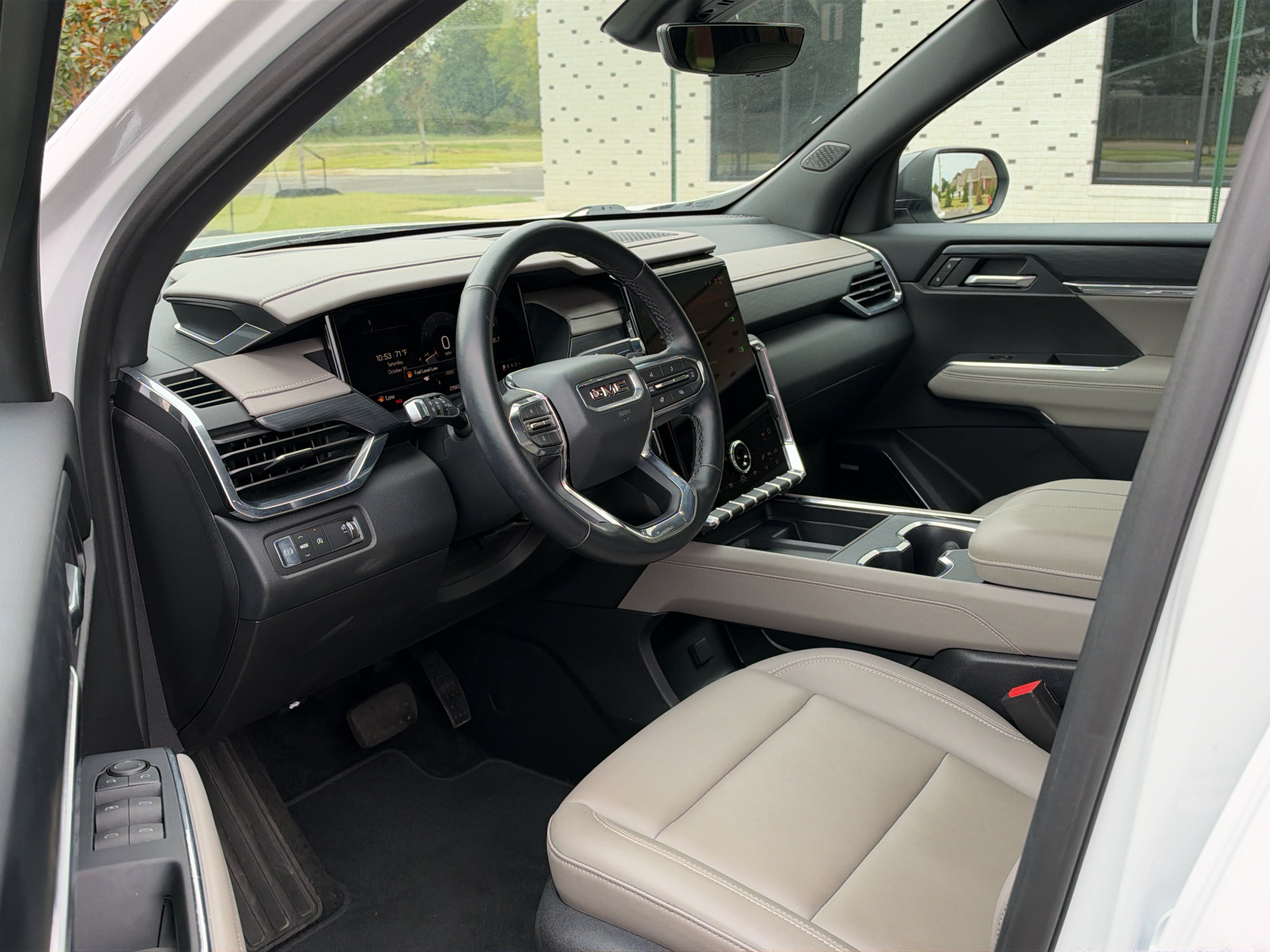 Used 2026 GMC Acadia Elevation w/ Elevation Premium Package FWD image 11