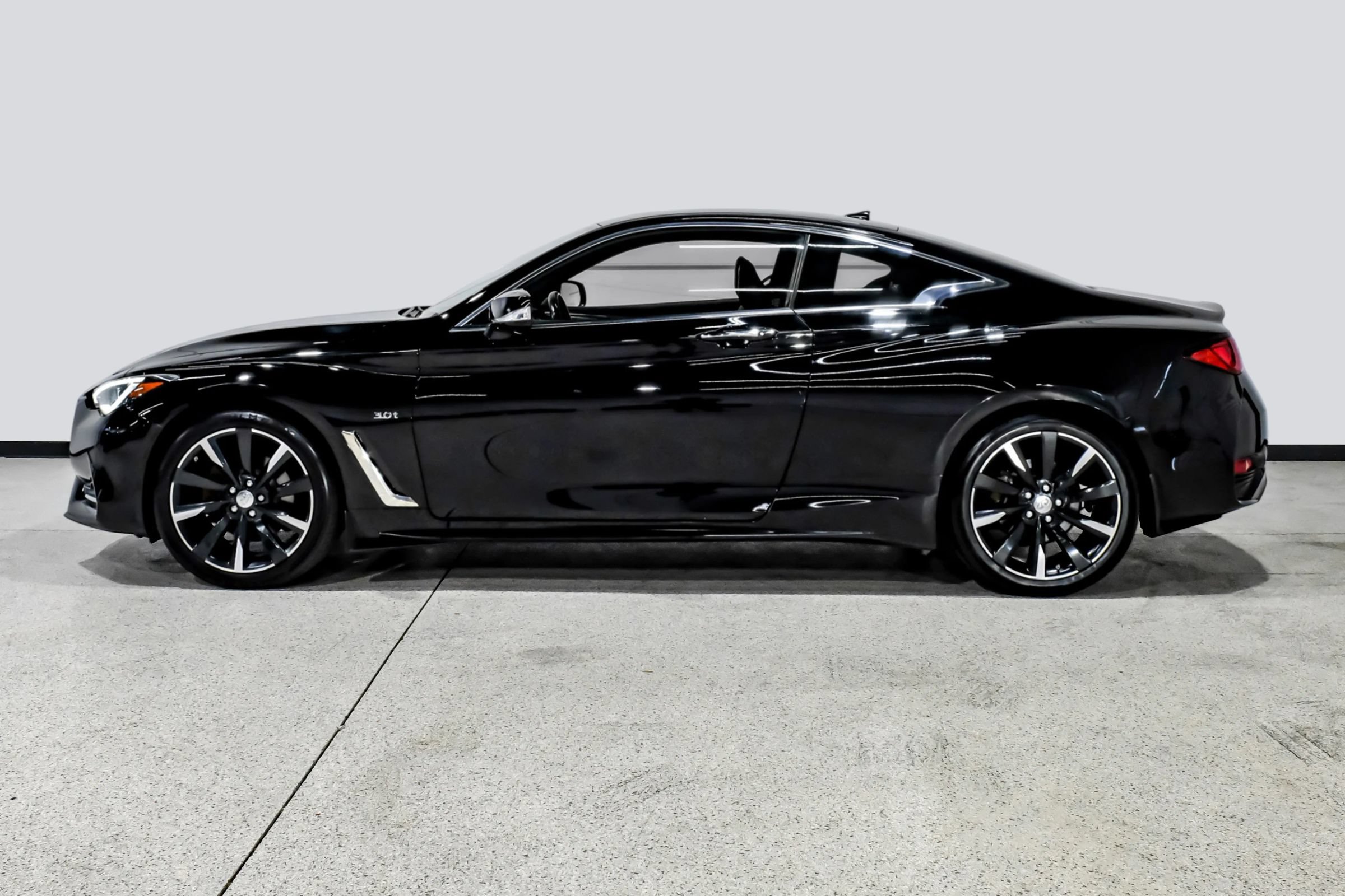 Used 2017 INFINITI Q60 3.0t w/ Premium Plus Package 3.0T AWD/4WD image 9