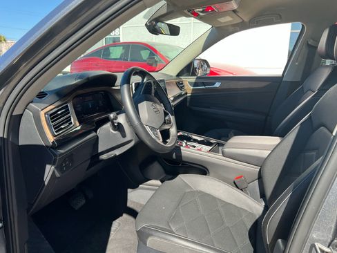 Used 2025 Volkswagen Atlas SE image 17