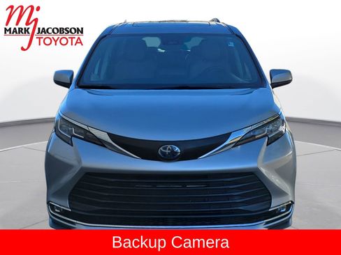 Used 2022 Toyota Sienna XLE image 2