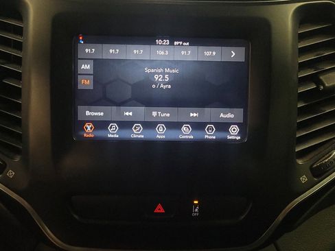 Used 2021 Jeep Cherokee Latitude w/ Mopar Interior Package FWD image 25