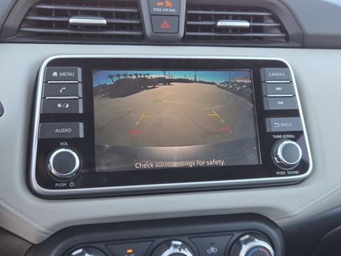 Used 2022 Nissan Versa SV image 9