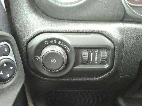 Used 2019 Jeep Wrangler Unlimited Sahara AWD/4WD image 34