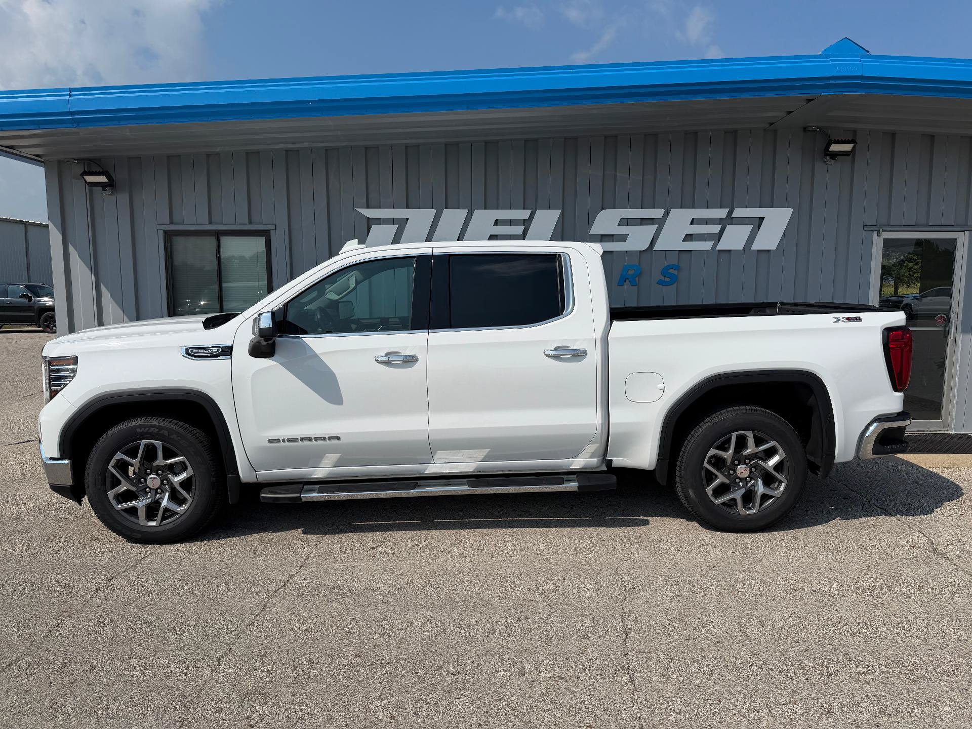 Used 2023 GMC Sierra 1500 SLT AWD/4WD image 1