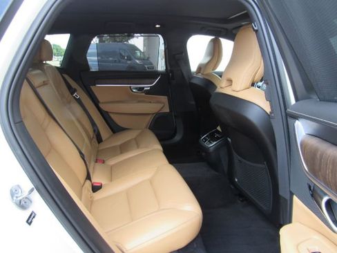 Used 2022 Volvo V90 B6 Cross Country image 26