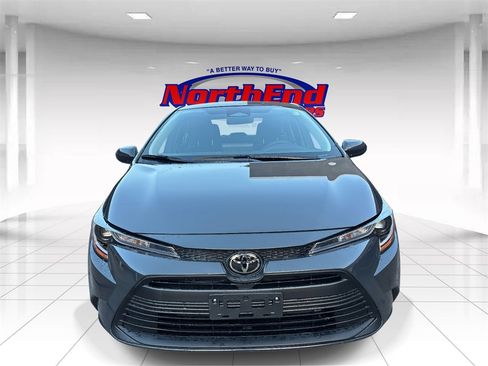 Used 2025 Toyota Corolla LE image 2