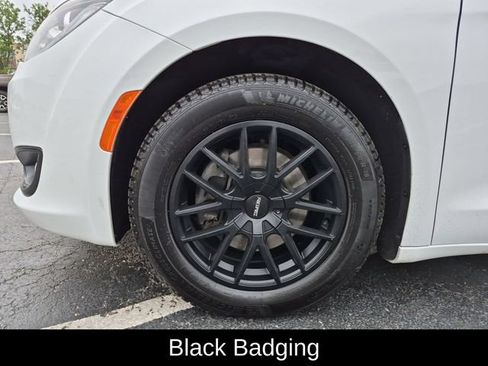 Used 2019 Chrysler Pacifica Touring Plus w/ S Appearance Package FWD image 10