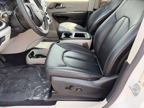 Used 2024 Chrysler Pacifica Touring-L FWD image 16