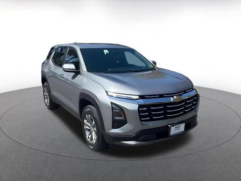 Used 2025 Chevrolet Equinox LT FWD image 3