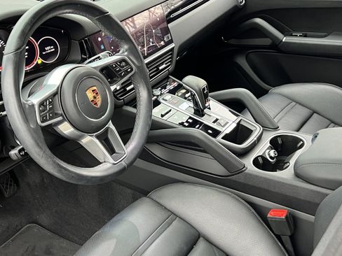 Certified 2022 Porsche Cayenne Platinum Edition image 4