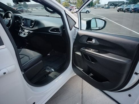Used 2025 Chrysler Pacifica Select FWD image 14
