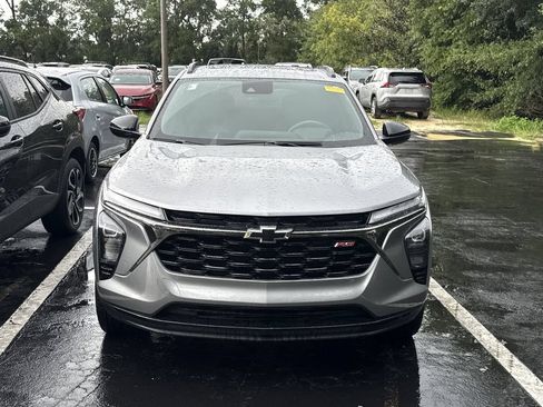 Used 2025 Chevrolet Trax RS w/ Sunroof Package FWD image 3