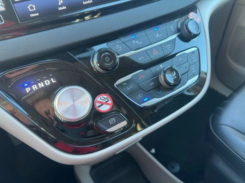 Used 2024 Chrysler Pacifica Touring-L image 12