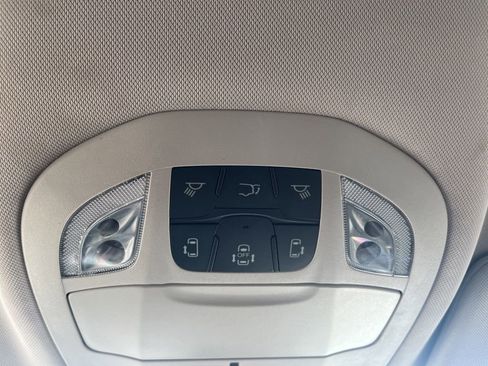Used 2023 Chrysler Pacifica Touring-L image 11