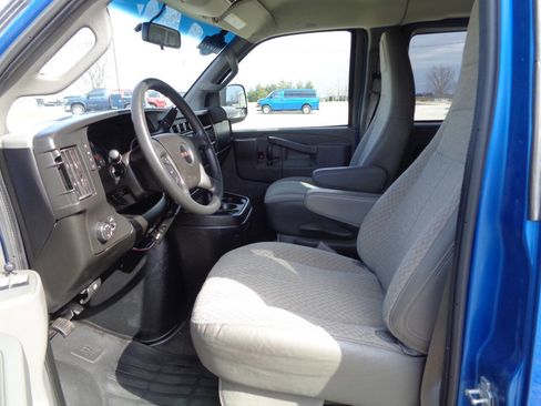 Used 2018 GMC Savana 3500 LT w/ LT Preferred Equipment Group image 8