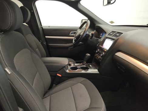Used 2017 Ford Explorer XLT w/ Equipment Group 201A AWD/4WD image 21