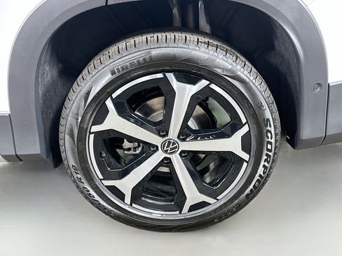 New 2025 Volkswagen Tiguan SE image 29