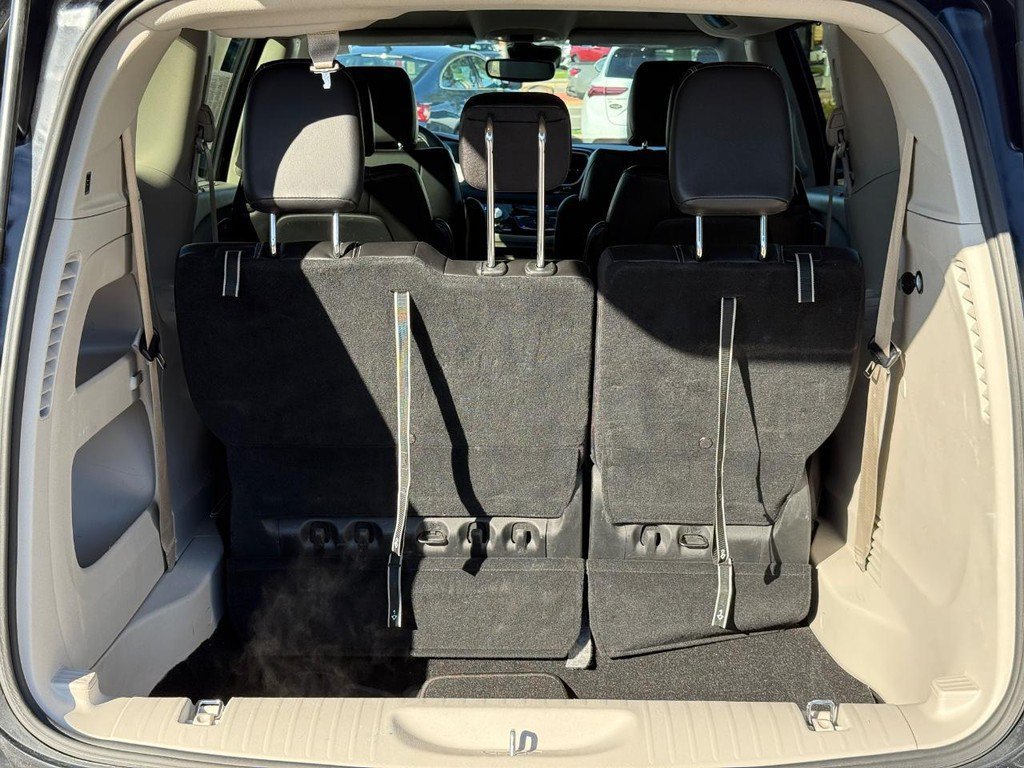 Used 2024 Chrysler Pacifica Touring-L FWD image 5