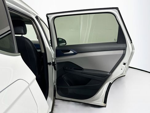 Used 2024 Volkswagen Taos SE image 29