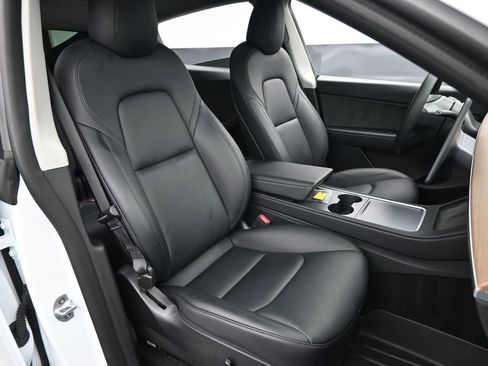 Used 2022 Tesla Model Y Long Range image 29