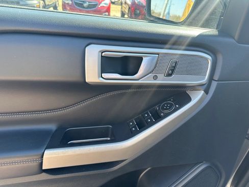 Used 2023 Ford Explorer Limited image 12