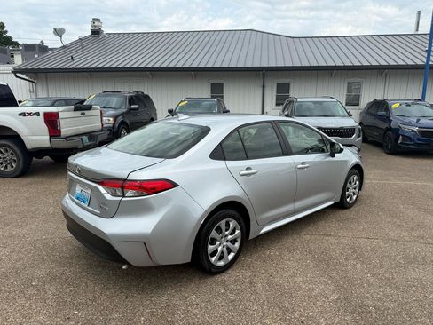 Used 2025 Toyota Corolla LE FWD image 5