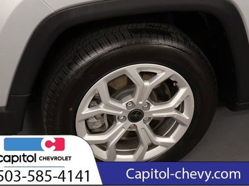 Used 2025 Jeep Compass Latitude image 9