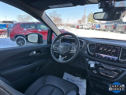 Used 2025 Chrysler Pacifica Select image 52