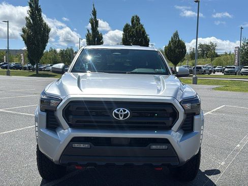 Used 2025 Toyota Tacoma SR5 AWD/4WD image 15