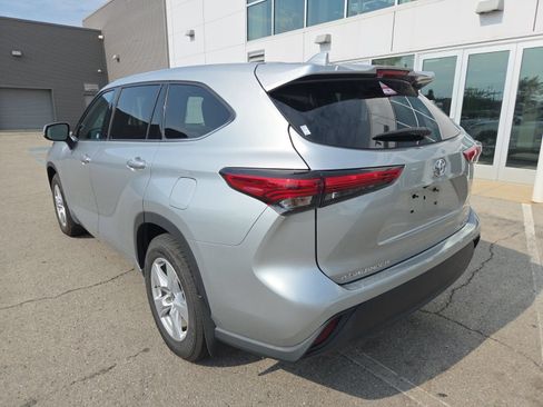 Used 2021 Toyota Highlander LE AWD/4WD image 12