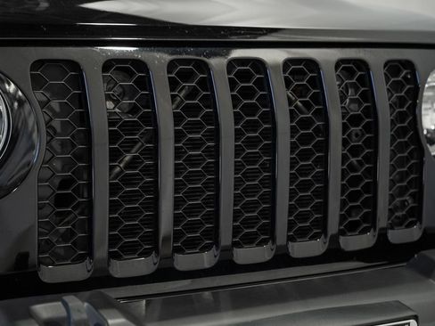 Used 2023 Jeep Gladiator Sport AWD/4WD image 9