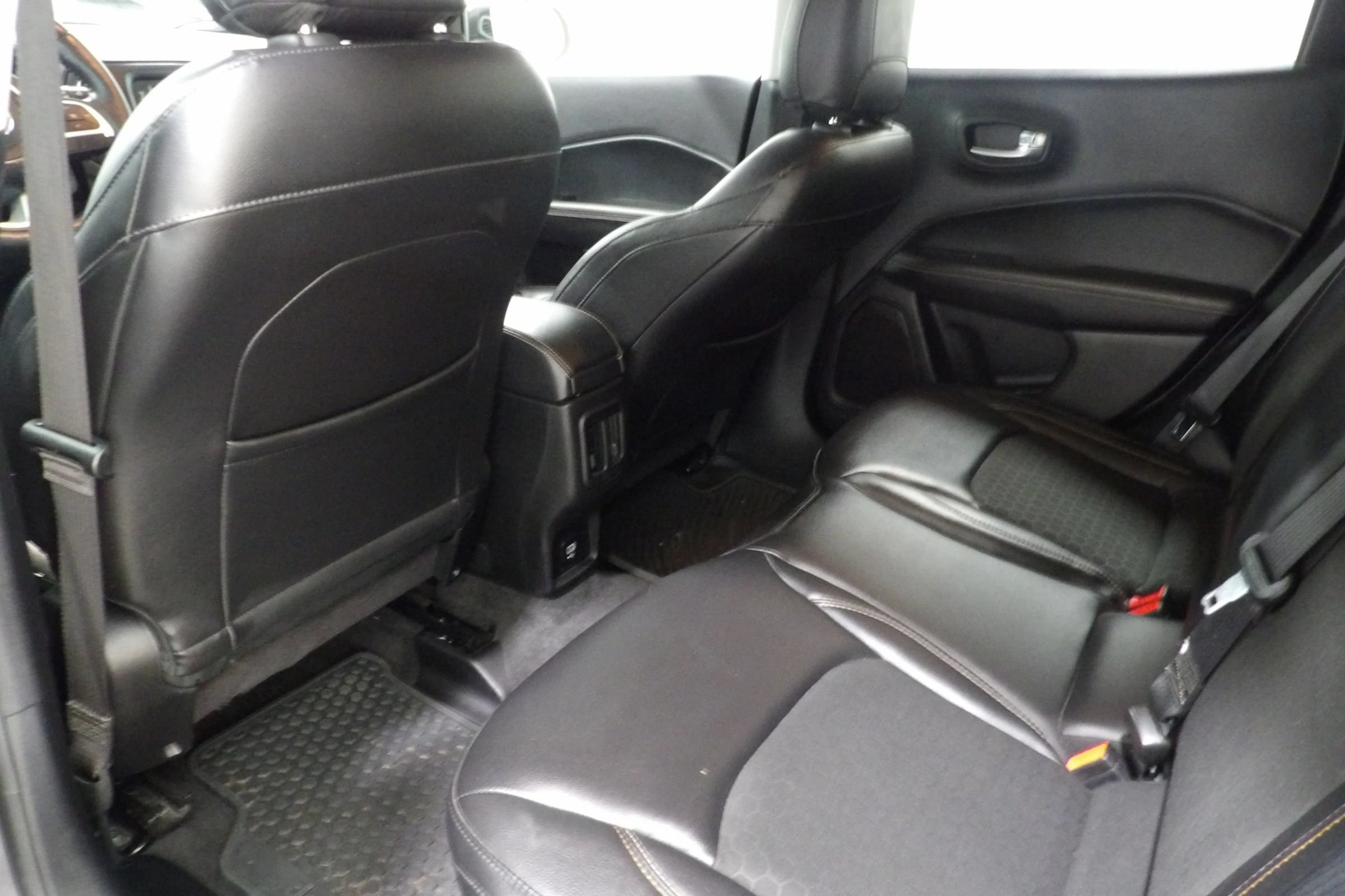 Used 2018 Jeep Compass Latitude w/ Cold Weather Group FWD image 9