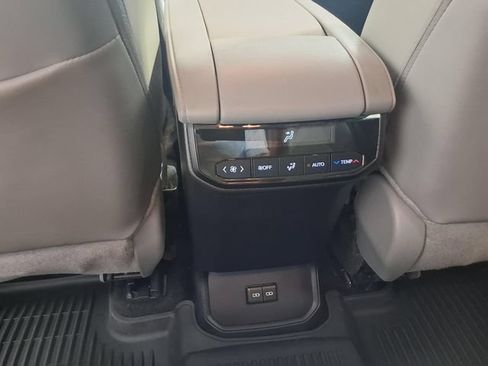 Used 2024 Toyota Highlander XLE AWD/4WD image 21